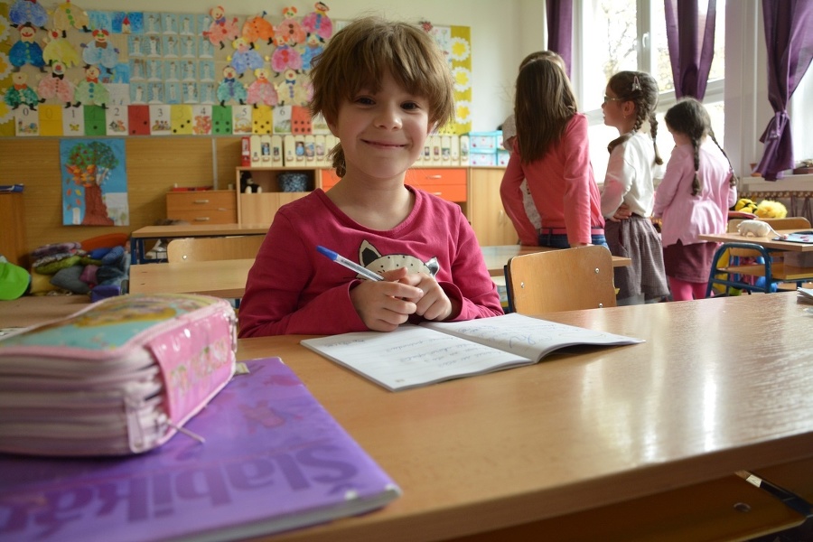 Nikolka (7) sa učí