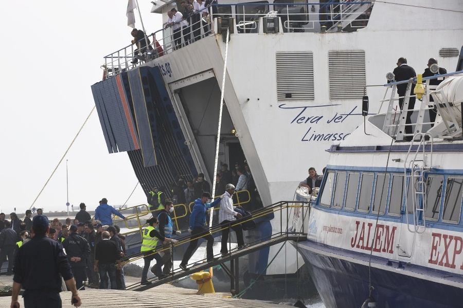 Pracovníci vedú migrantov na