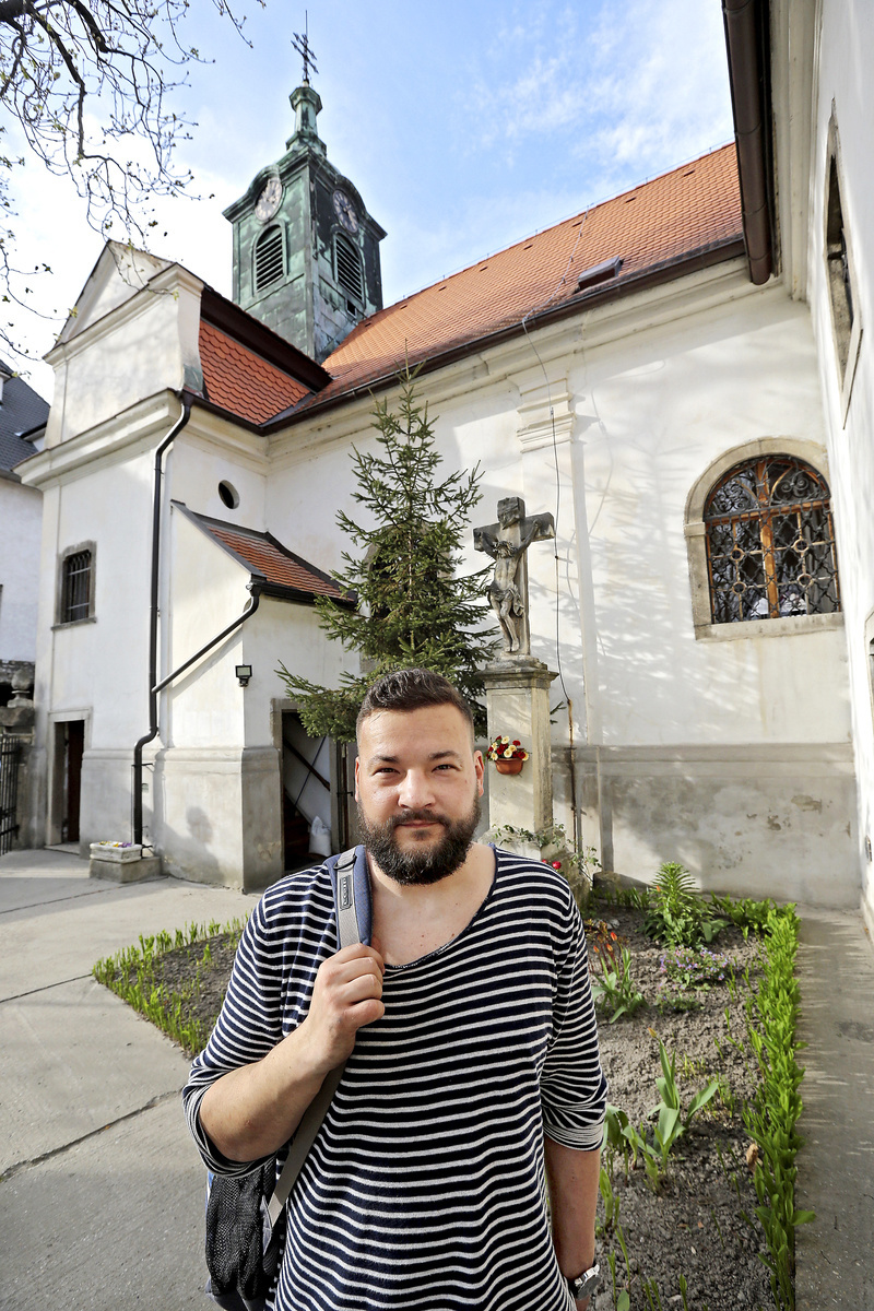 Mladý mních má pod palcom všetky kostolné veže v meste.