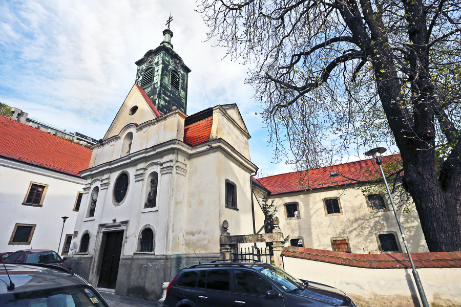 Mladý mních má pod palcom všetky kostolné veže v meste.