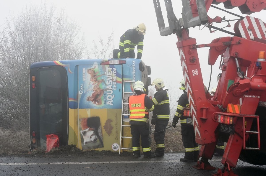 Autobus skončil prevrátený.