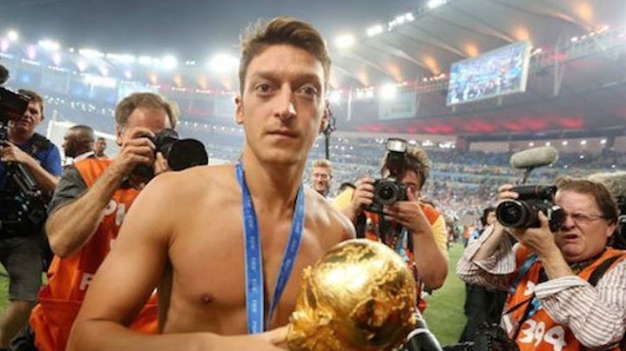 Mesut Özil je veľký