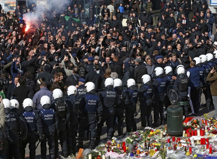 Polícia zasahovala proti extrémistom.