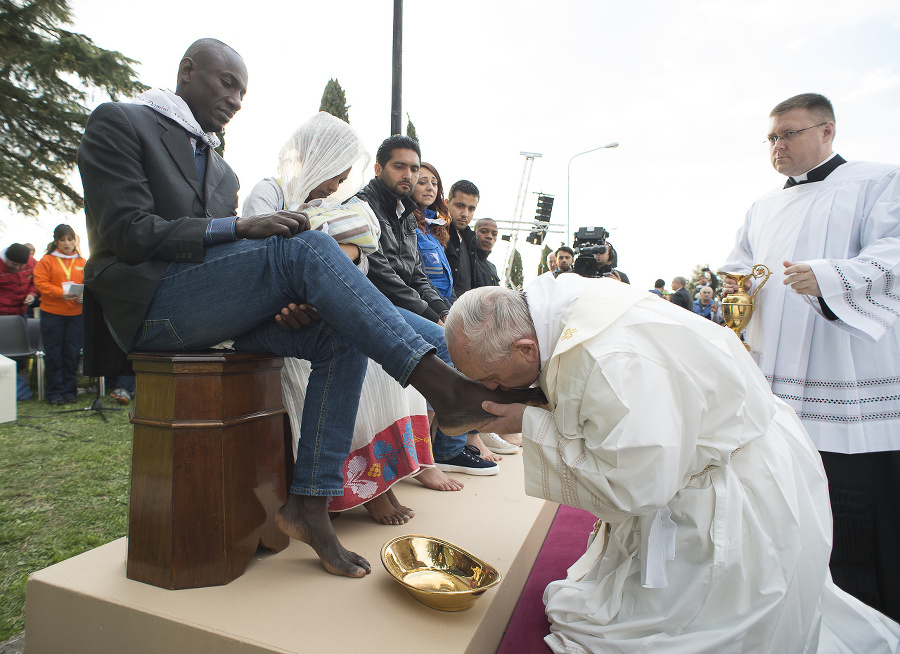Pápež František umýva nohy