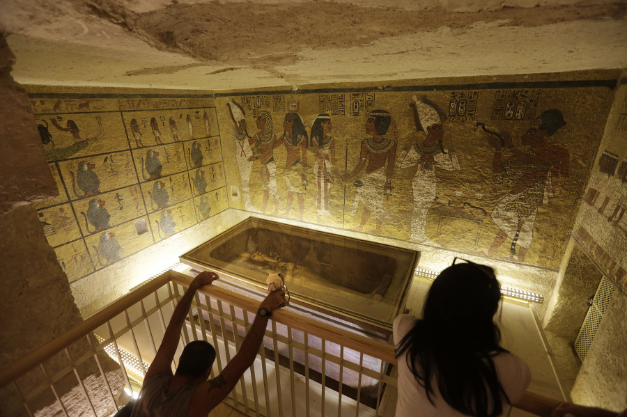 V hrobke kráľa Tutanchamóna