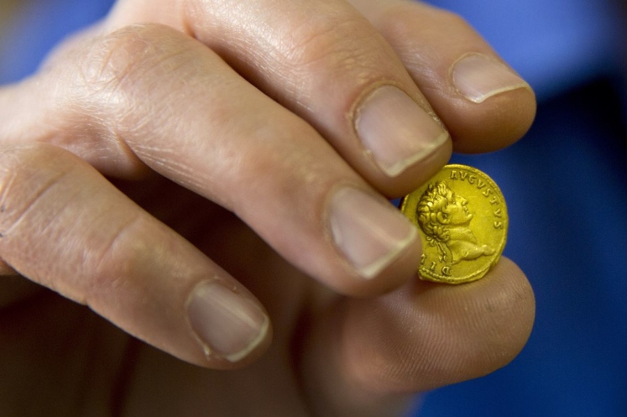 Minca zobrazuje prvé rímskeho