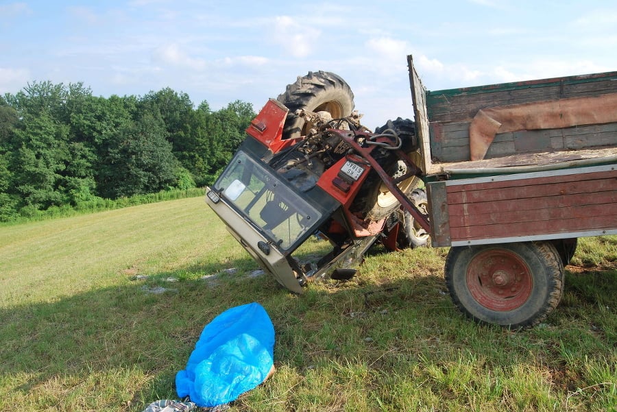 Tento traktor sa prevrátil