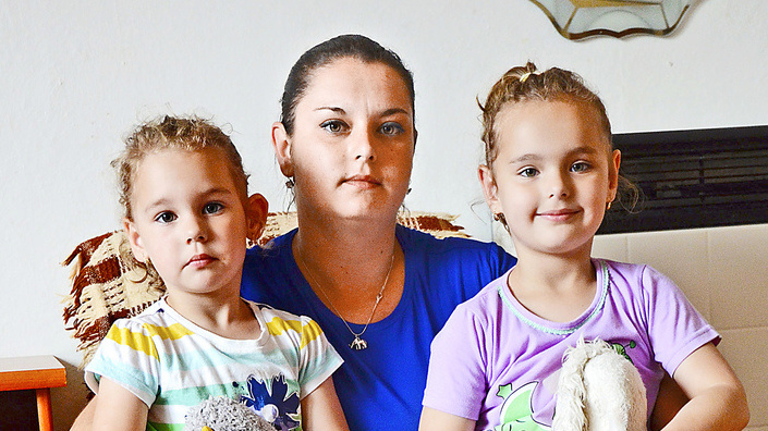 Nešťastná mama Petronela (26) s dcérkami Ninou (4) a Lianou (2).