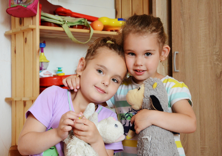 Dcérky Nina (4) a Liana (2).