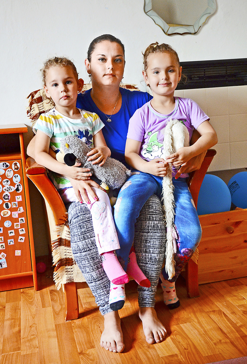 Nešťastná mama Petronela (26) s dcérkami Ninou (4) a Lianou (2).