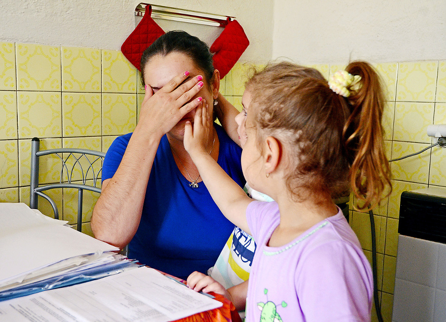 "Kvôli exmanželovi máme samé dlžoby," narieka Petronela (26) pred svojimi deťmi Ninou (4) a Lianou (2).