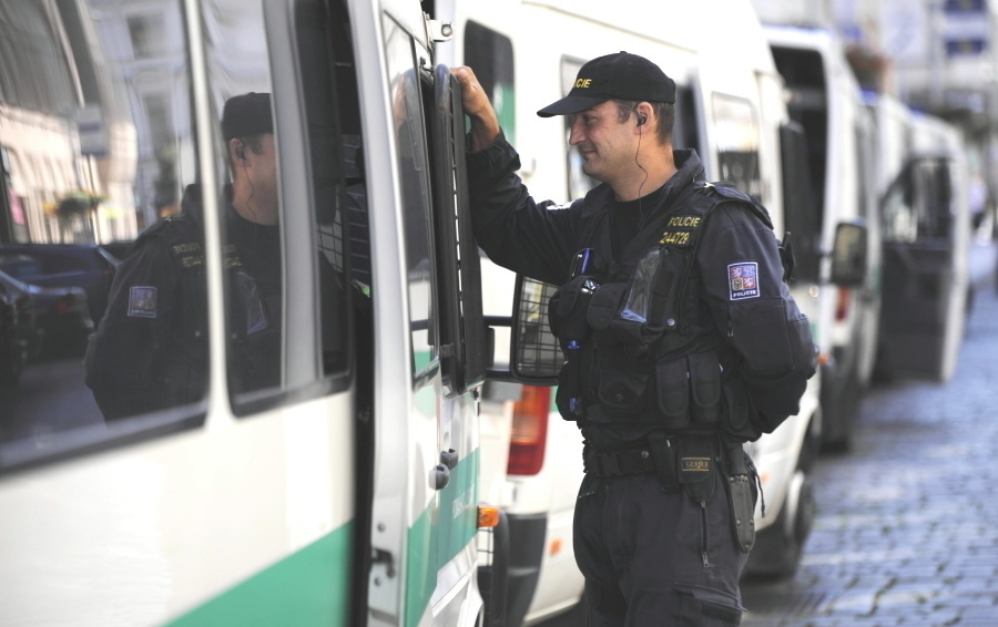 Policajti čakajú na pražskej