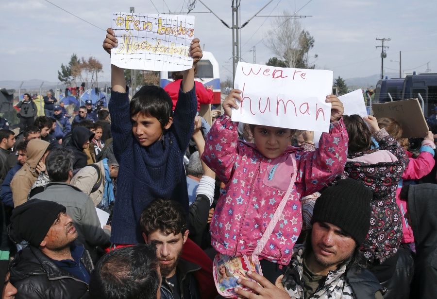 Migranti zablokovali železnicu. 