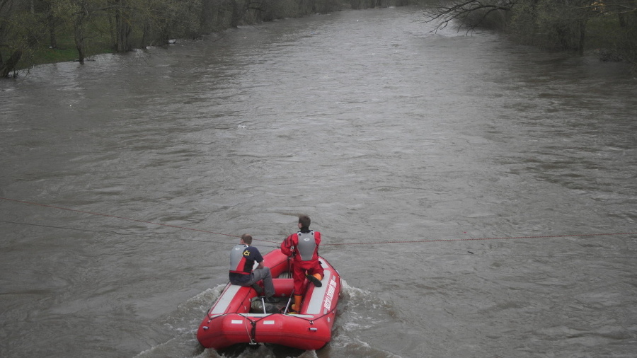 Záchranná akcia pri rieke