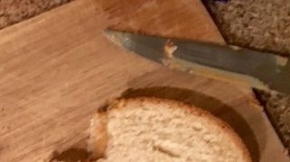 Manžel prerezal sendvič po