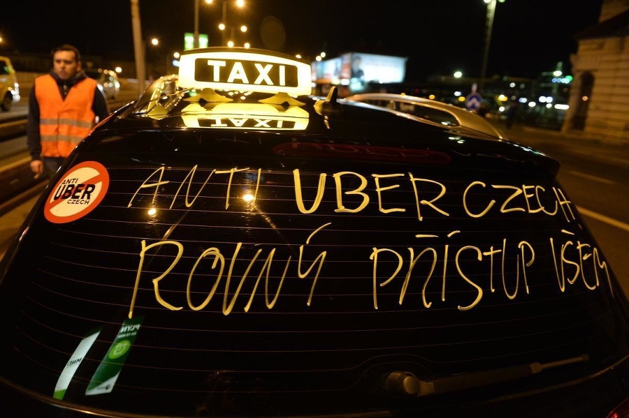 Taxikári blokovali pražskú magistrálu