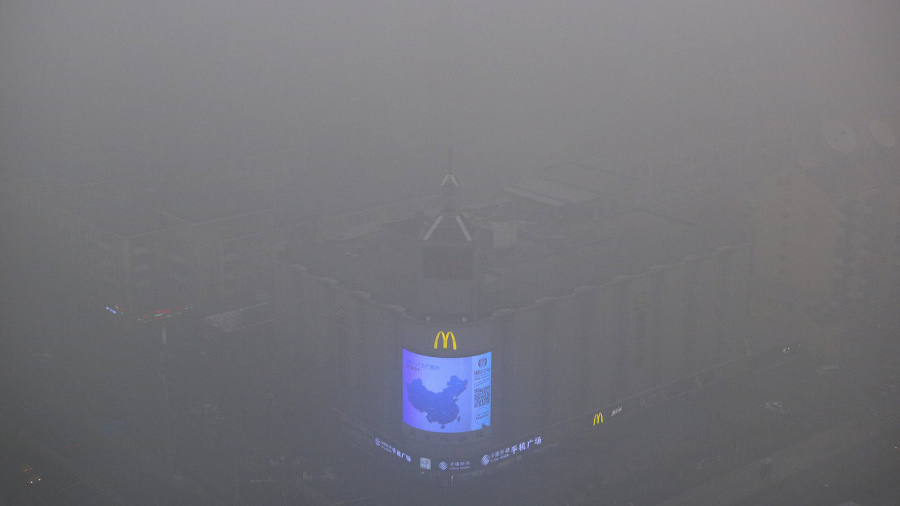 Hustý smog v Pekingu.