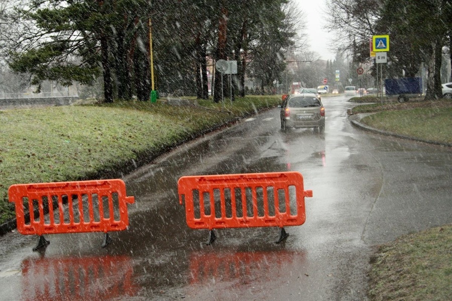 Vybrežená Handlovka ohrozuje mesto