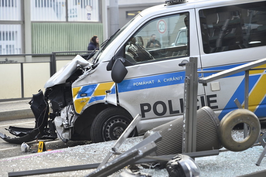 Policajné auto vletelo do