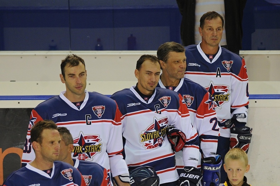 Na snímke zľava legendy slovenského hokeja -  Richard Lintner, Zdeno Chára, Miroslav Šatan, Peter Šťastný a Peter Bondra počas prvého exhibičného zápasu.