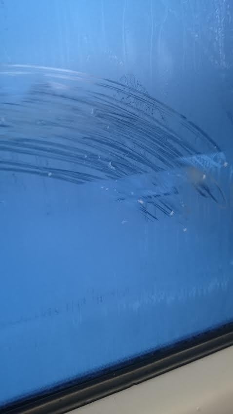 Primrznuté okná zvnútra vlaku