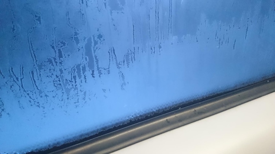 Primrznuté okná zvnútra vlaku