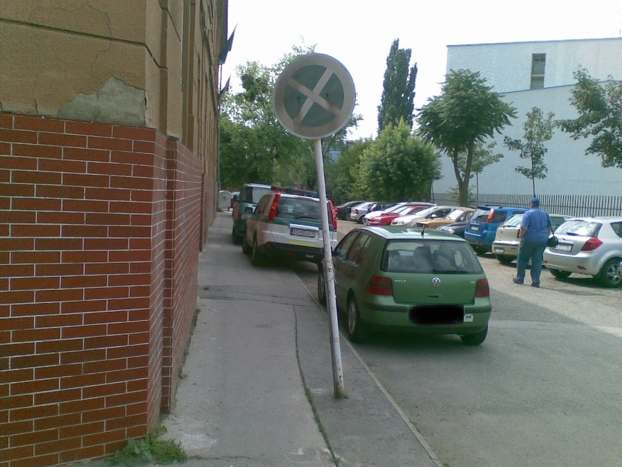 Policajti parkujúci v zákaze