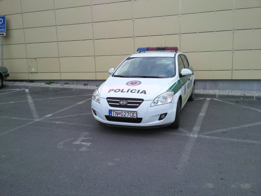 Policajti parkujú na mieste