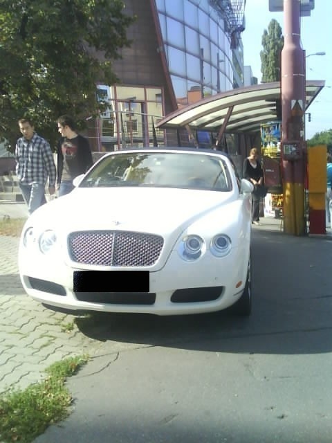 Vodič zaparkoval Bentley na