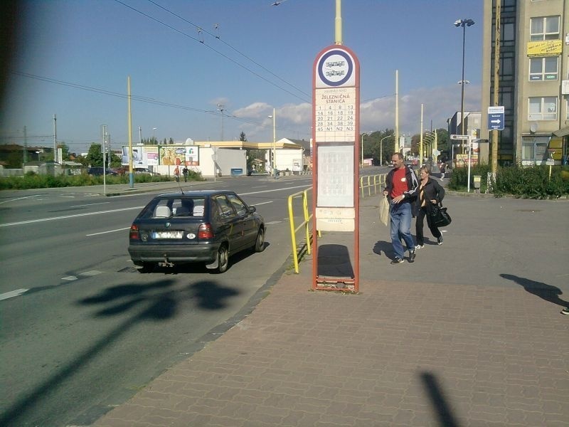 Osobné auto na zastávke