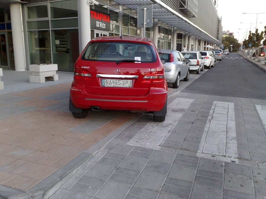 Mercedes parkuje na bezbariérovom