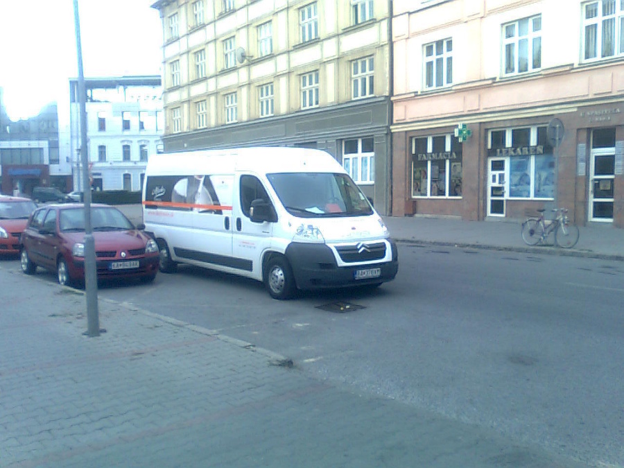 Veľké auto zaparkovalo na