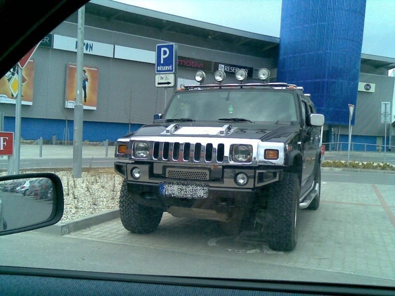 Arogancia! Hummer zaparkoval na