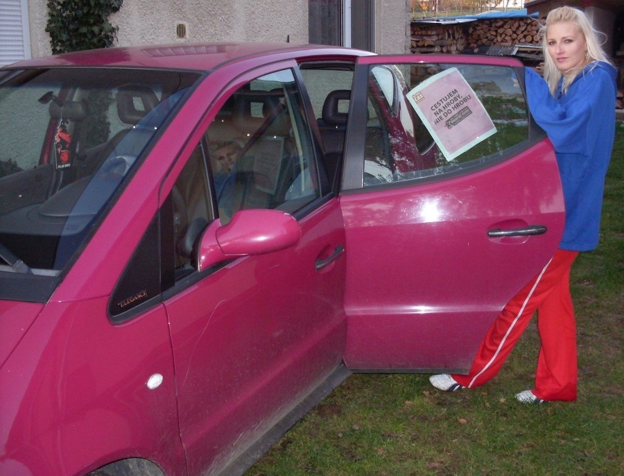 Ružové auto jednoznačne vyjadruje