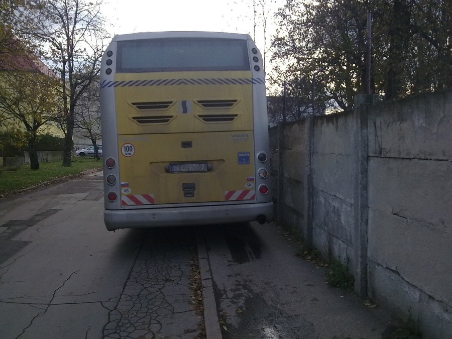 Autobusár odstavil autobus v