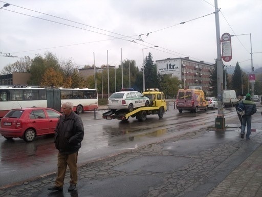 Odťahovka odváža banskobystrických policajtov.