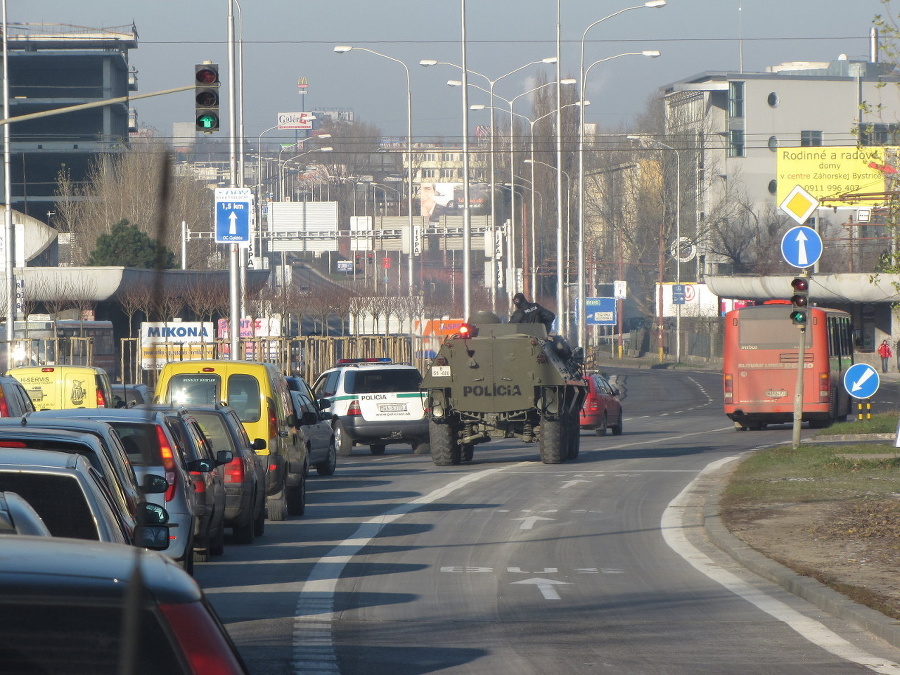 Obrnený transportér blokoval premávku.