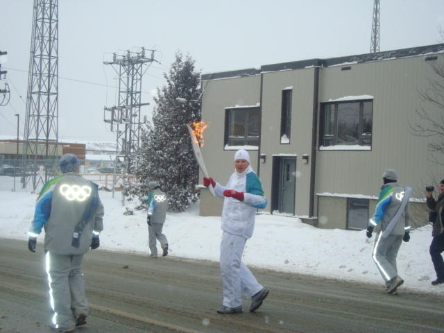 Každý bežec niesol olympijskú