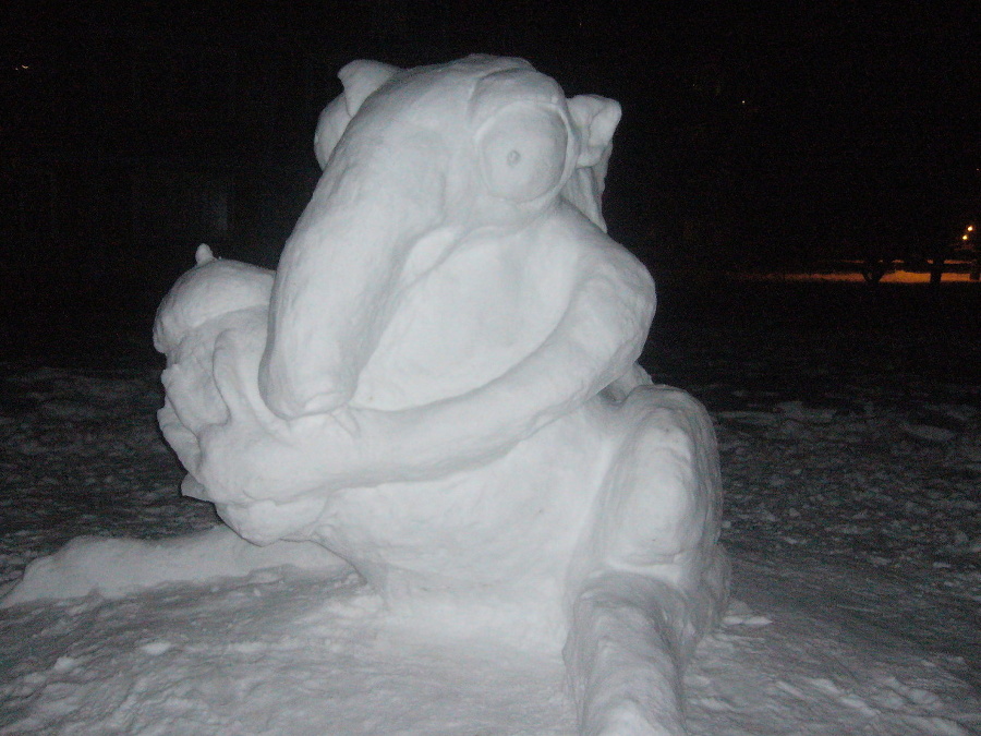 Zo snehu postavená veverica