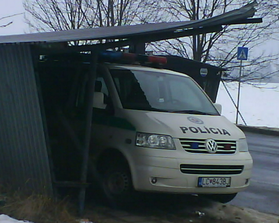 Policajti si prístrešok na