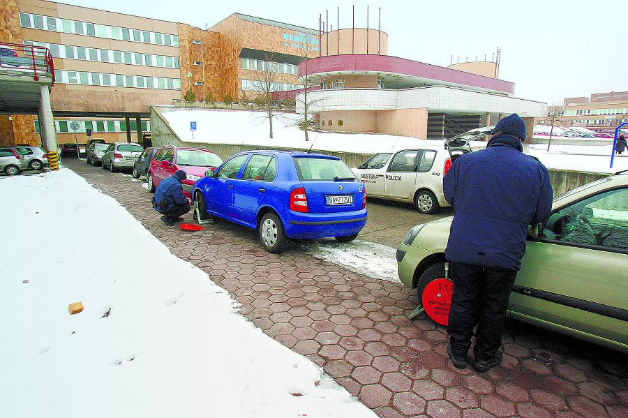 Policajti pred nemocnicou na