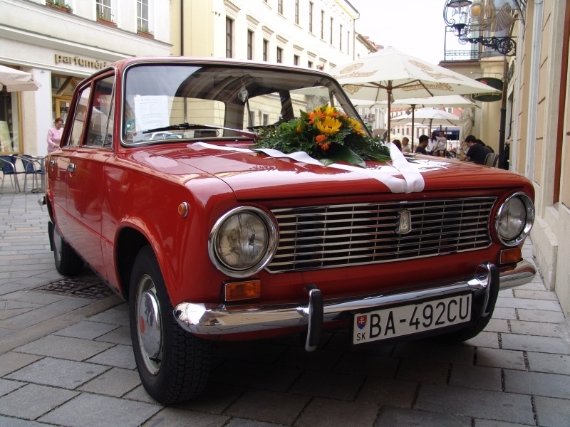 Legendárne auto odviezlo mladomanželov