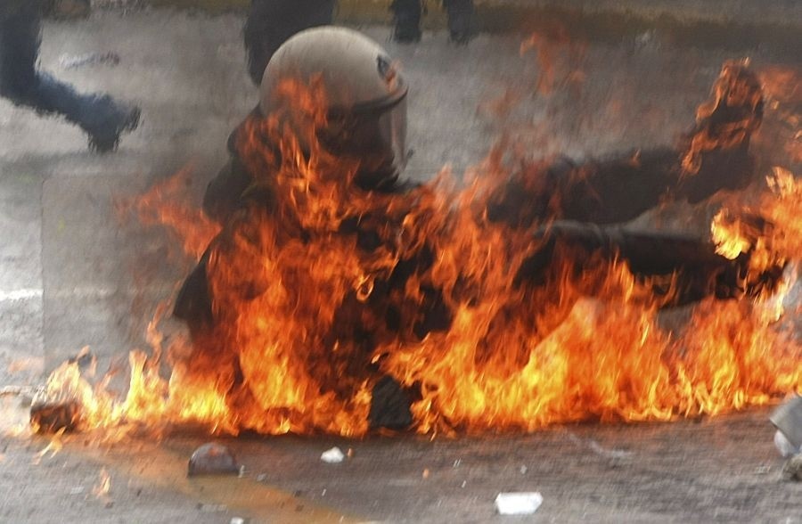 Na policajta demonštranti hodili