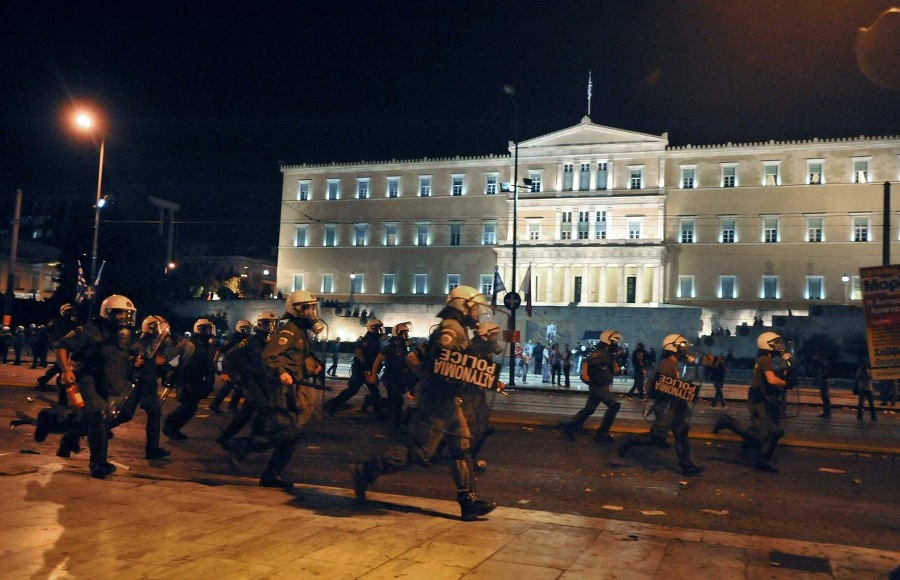 Protesty proti úspornému balíčku