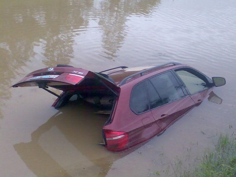 BMW skončilo v rieke