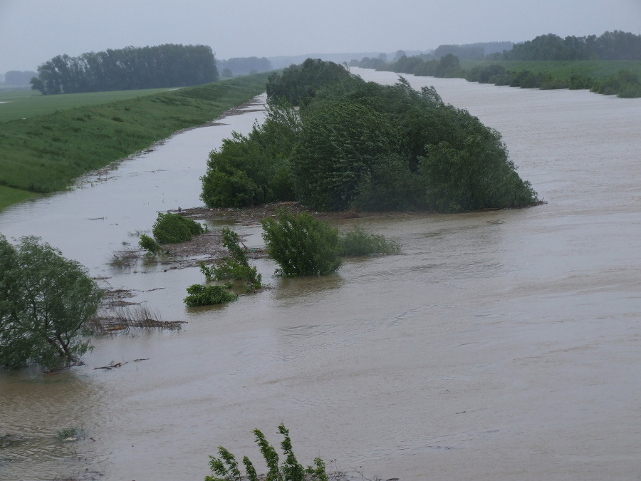 Rozvodnená rieka Nitra v