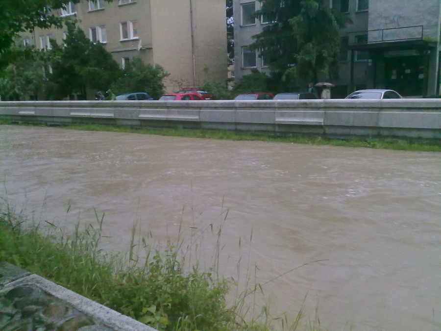 Rozvodnená rieka Podlužianka v