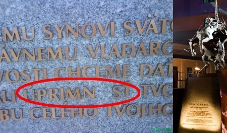 Socha Svätopluka nie je vonku ešte ani deň a už na jej podstavci chýba písmeno.