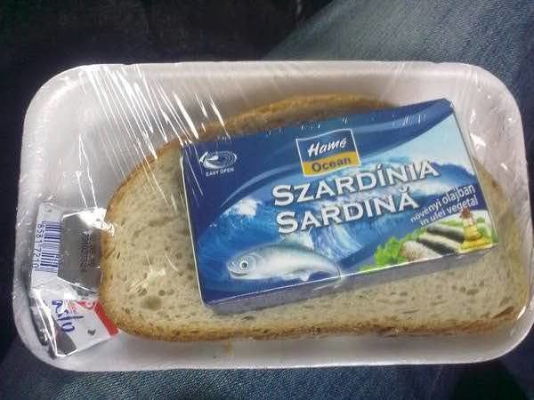 Takto nehygienicky zabalenú večeru dostávali pacienti v nemocnici.