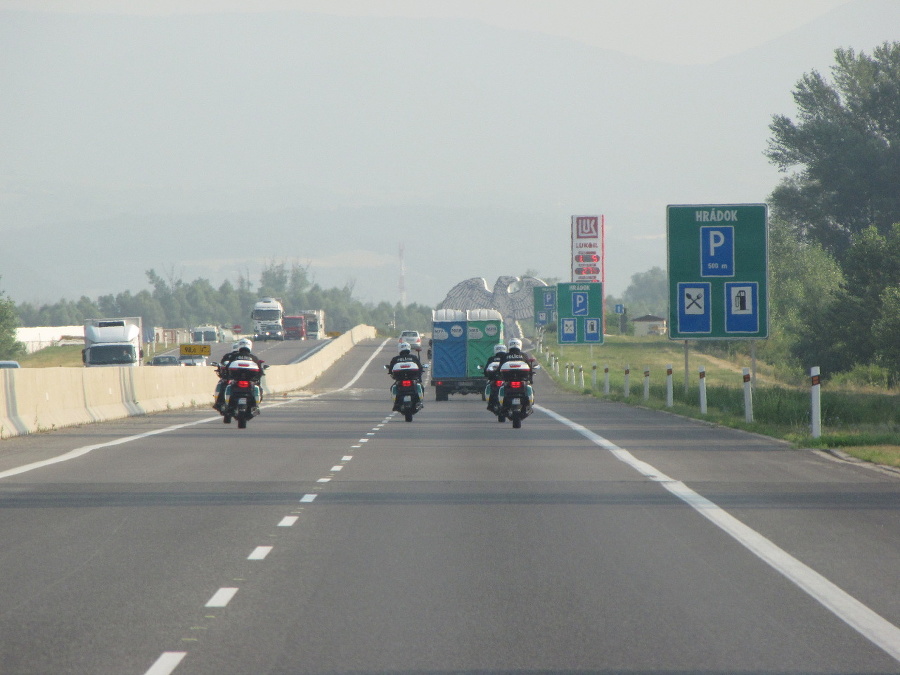 Policajti sprevádzali (okrem iného)